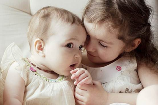 Illustration for article titled What makes the sibling bond stronger?